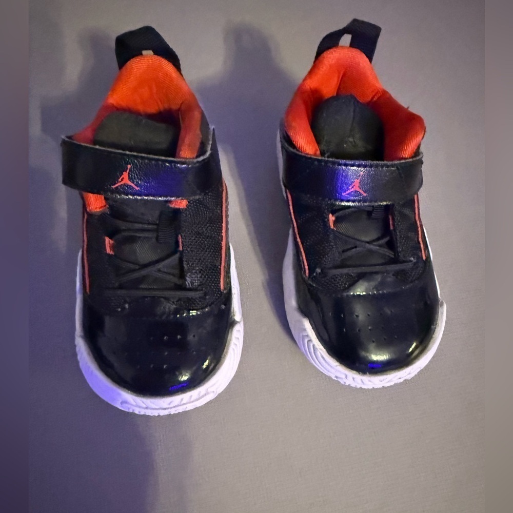 Boys Michael Jordan Stay Loyal shoes in black & red. Size 6 C EUC